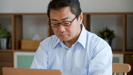 パソコンで仕事をする中年男性