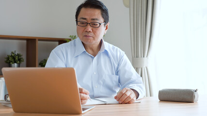 オンライン授業を受ける中年男性