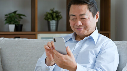 携帯電話を使う中年男性