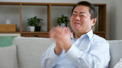 大笑いする中年男性