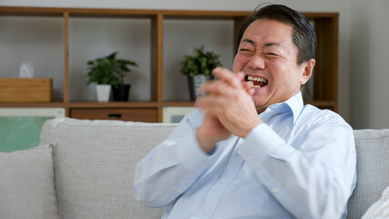 大笑いする中年男性