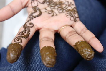 henna on hands