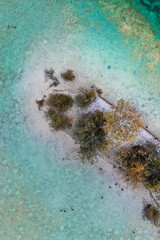 Drohnenansicht von einer kleinen Insel 