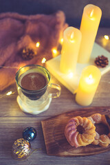 クリスマスシーズンのおやつ、ドーナツ、コーヒー、ココア、クリスマスツリー、グラス