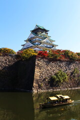 紅葉で色付く大阪城と屋形船
