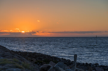 Sonnenuntergang auf Hallig Hooge mit Blick auf das Meer