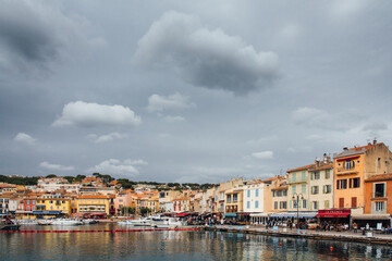 Fototapeta na wymiar Le port et la ville de Cassis. Un village de la Côte-d'Azur. un village traditionnel du sud de la France. Un orage arrive sur un village du sud de la France. Un port menacé par une tempête 