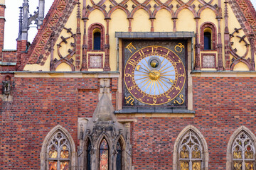 Obraz premium Sightseeing of Wroclaw, Poland. City hall of Wroclaw - the monument of architecture in the Gothic style. Detail of the facade with an astonomical clock.