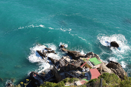 Baracche inondate dai marosi