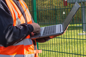 ein Architekt gibt Daten in seinem Laptop ein