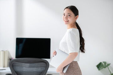 女性　パソコン