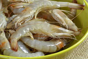 crevettes crues sur une planches à découper
