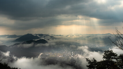 兵庫県・丹波市の雲海と光芒