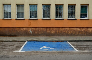 Pusty parking dla niepełnosprawnych