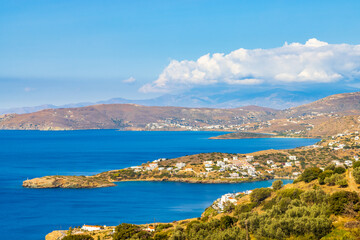 Fototapeta na wymiar Blick über die Buchten von Batsi und Gavrion auf der griechischen Kykladen-Insel Andros mit der Insel Euböa am Horizont