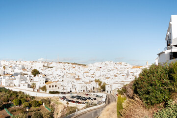 Fototapeta premium Pueblo blanco de la sierra de cádiz. Es vejer de la frontera. En la foto se ven sus casas blancas al amanecer junto al cielo azul del otoño.