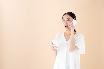 女性　スマートフォン