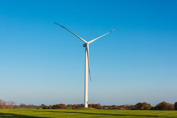 Windpark auf einem Feld in Schleswig-Holstein im Herbst vor strahlend blauem Himmel