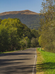 Droga w Bieszczadach z widokiem na Połoninę Caryńską