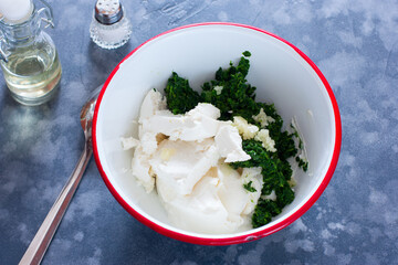 Cooking Stuffed Chicken Breasts in the Oven Step by Step Stuffed with Cheese, Spinach and Garlic, Step 2 - Preparing the Filling, Horizontal