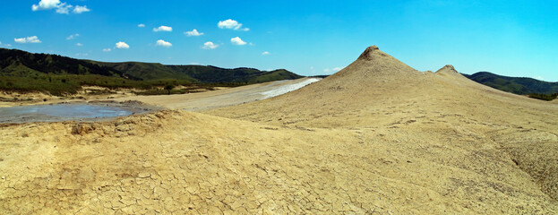 Volcanes de lodo (rumano: Vulcanii Noroiosi) de Berca en Rumanía. Es un espacio geológico...