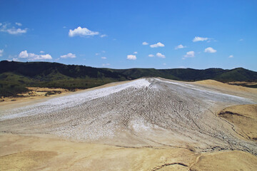 Volcanes de lodo (rumano: Vulcanii Noroiosi) de Berca en Rumanía. Es un espacio geológico...
