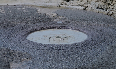 Volcanes de lodo (rumano: Vulcanii Noroiosi) de Berca en Ruman&iacute;a. Es un espacio geol&oacute;gico protegido donde la principal atracci&oacute;n son los volcanes de lodo, un fen&oacute;meno conocido como vulcanismo fr&iacute;o.
