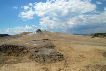 Volcanes de lodo (rumano: Vulcanii Noroiosi) de Berca en Rumanía. Es un espacio geológico...