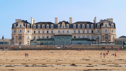 Grand hôtel des Thermes marins de Saint-Malo en Bretagne, célèbre centre de thalassothérapie au bord de la mer, sur la grande plage du Sillon (France) - obrazy, fototapety, plakaty