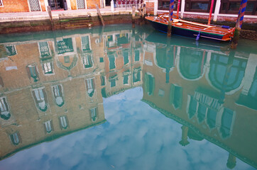 Reflet de maison vénitienne dans le canal.