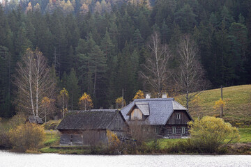 Altes Bauernhaus am Hubertussee in herbstlicher Umgebung