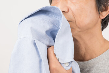 加齢臭を気にしている中年男性