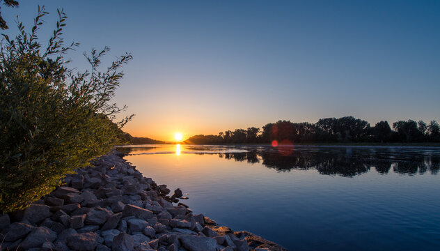 Sonnenaufgang am Rhein bei Germersheim, Deutschland