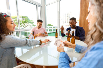 Grupo de amigos em jogos de mesa