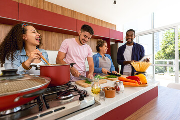 Grupo de amigos cozinhando juntos