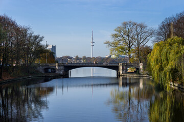 Schwanenwik Brücke Hamburg Spätherbst sonnig