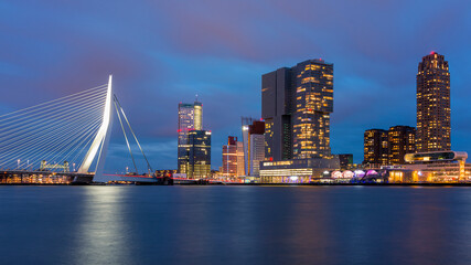 Fototapeta na wymiar Rotterdam à l'heure bleue