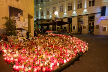 Foto auf Leinwand Beautiful candle light in viennas city center after terrorist attack © Marko
