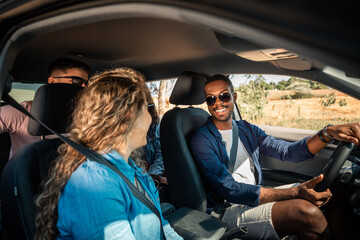 Passeio de carro com os amigos