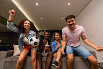 Amigos assistindo jogos pela televisão © FelipeBallin