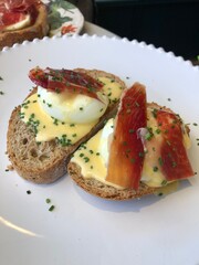 Huevos benedictinos