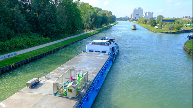 Binnenschiff mit sicherem Kinderspielplatz auf dem Deck