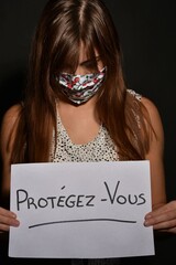 Femme qui regarde son affiche