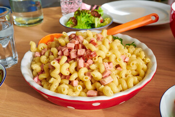 Schinkelnudeln Nudel mit gekochtem Schinken zum Essen