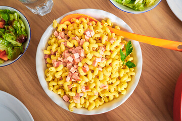 Schinkelnudeln Nudel mit gekochtem Schinken zum Essen
