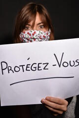 Femme qui incite à se protéger 