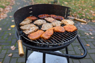Grill Holzkohlegrill mit Fleisch belegt