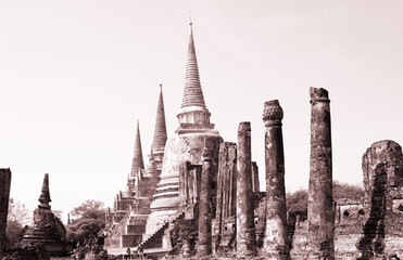 Obraz premium UNESCO world heritage. Ancient archaeological site at Ayutthaya Historical Park, Archaeological sites of Thailand in Ayutthaya, ancient and beautiful. Ayutthaya Province, Thailand.