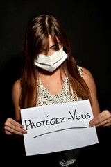Femme qui regarde son affiche