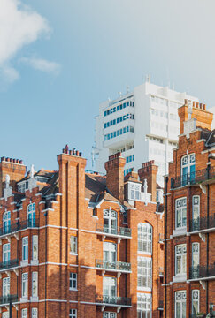 Paisaje urbano con vistas a un conjunto de edificios y un rascacielos blanco de fondo durante un d&iacute;a soleado en Londres